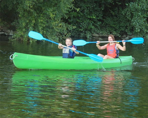 Madre e hija en una canoa bajando el río Sella